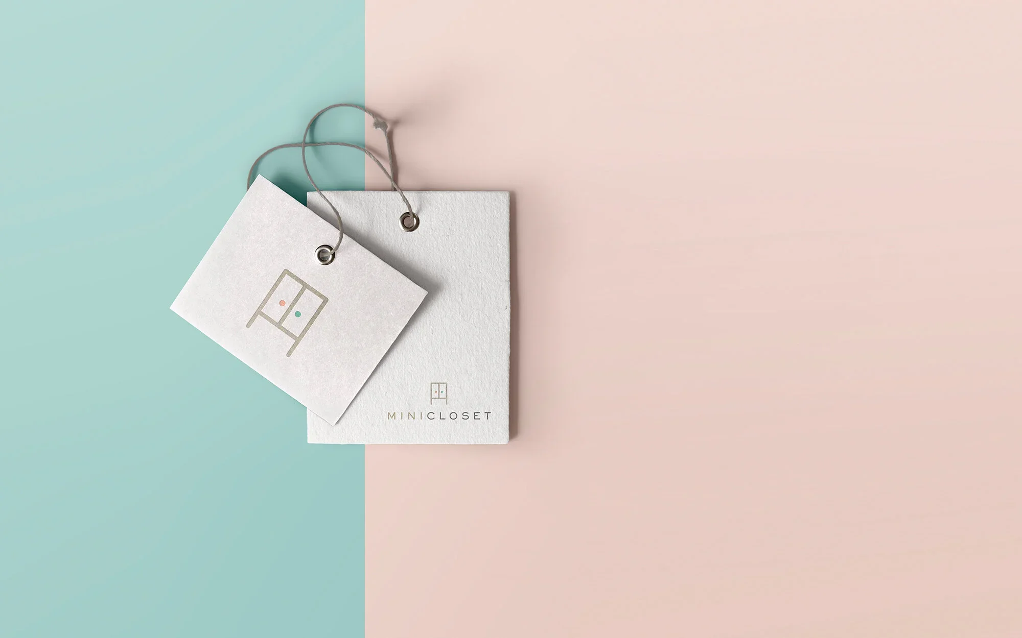 Etiquetas penduradas da Mini Closet com ícone de guarda-roupa, sobre fundo bicolor verde-água e rosa.webp