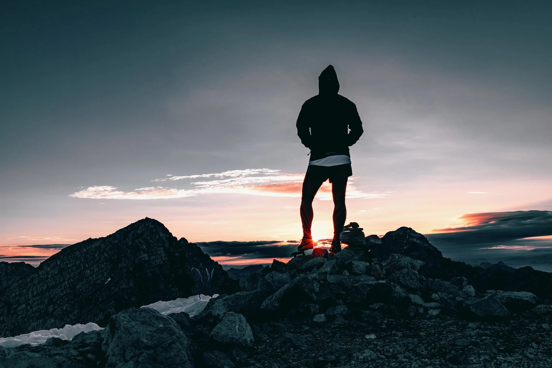 hiker-1082297_1920.jpg