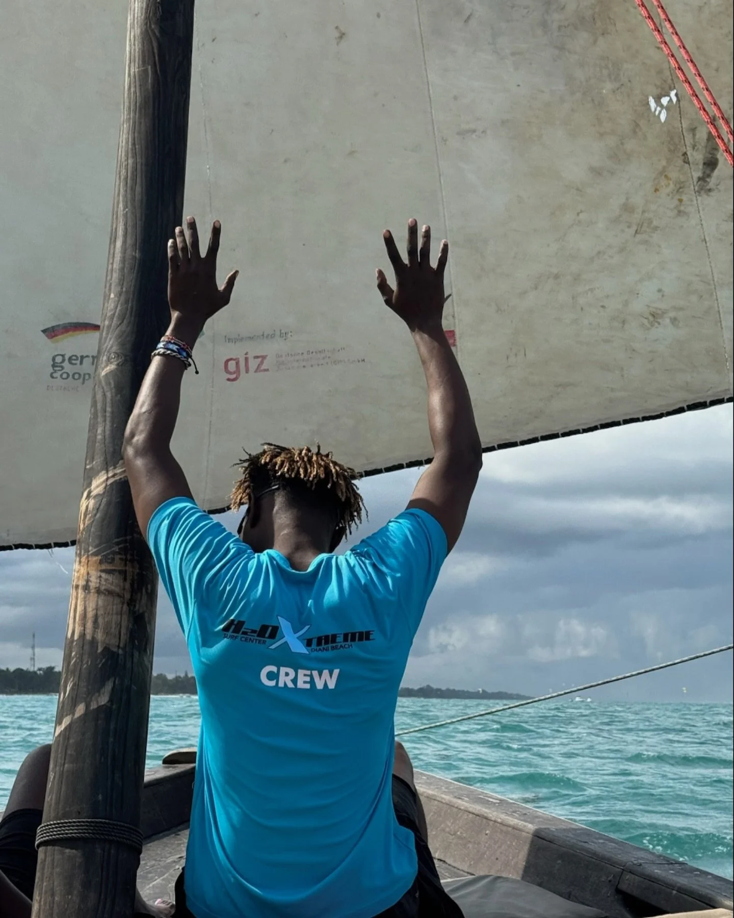 Put your hands up cos&rsquo; it&rsquo;s almost the weekend! 🙌🏾

Weekend mode activated on @shamsadiani dhow 🇰🇪

#H2oExtreme #DianiBeach #WeekendMode #ItsFriday #FridayVibes #ShareTheStoke #DhowCruise #AdventureWeekend #AdventureMode #KiteSurfScho
