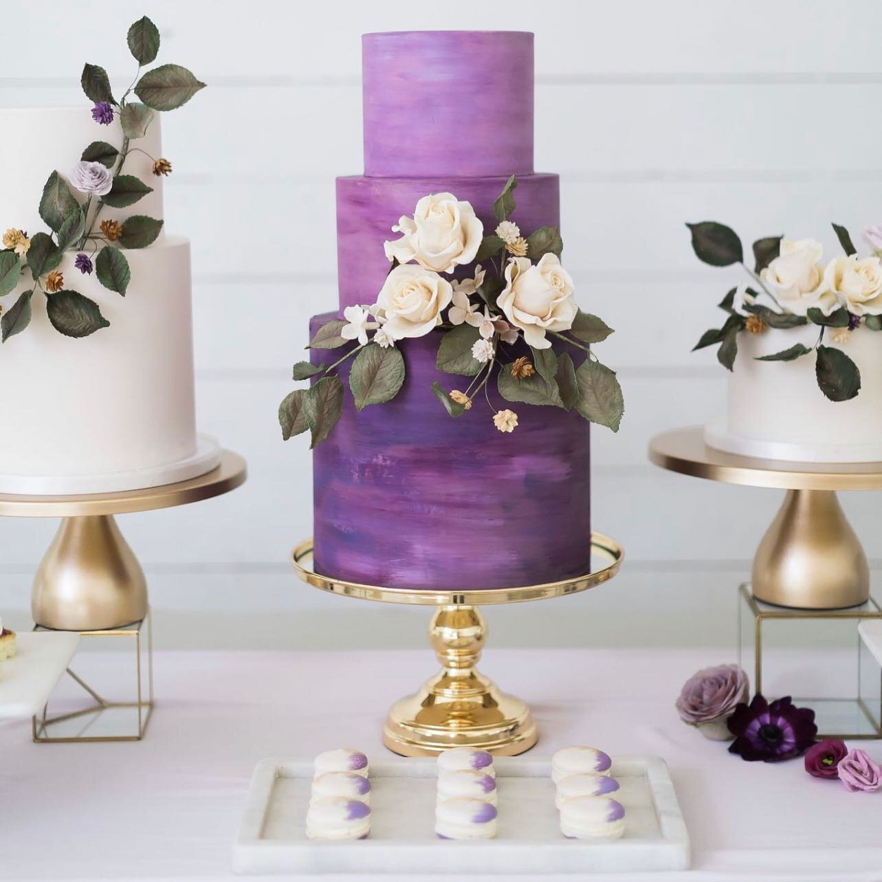 So much vibrancy and so much to love about this stinkin dessert table. Can we please just talk about the SUGAR FLOWERS on this cake by @icedcakesatx 

photo @laceylynnseymourphoto 
desserts @icedcakesatx 
displays + styling @melodysjoy