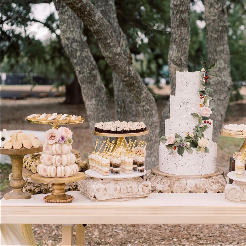 A dessertscape alfresco is 10/10. I once attended a wedding where the invitation simply stated to meet under the oak tree at sunset. It was absolutely lovely. So grateful when Texas weather permits outdoor celebrations. This was a favorite set-up to 