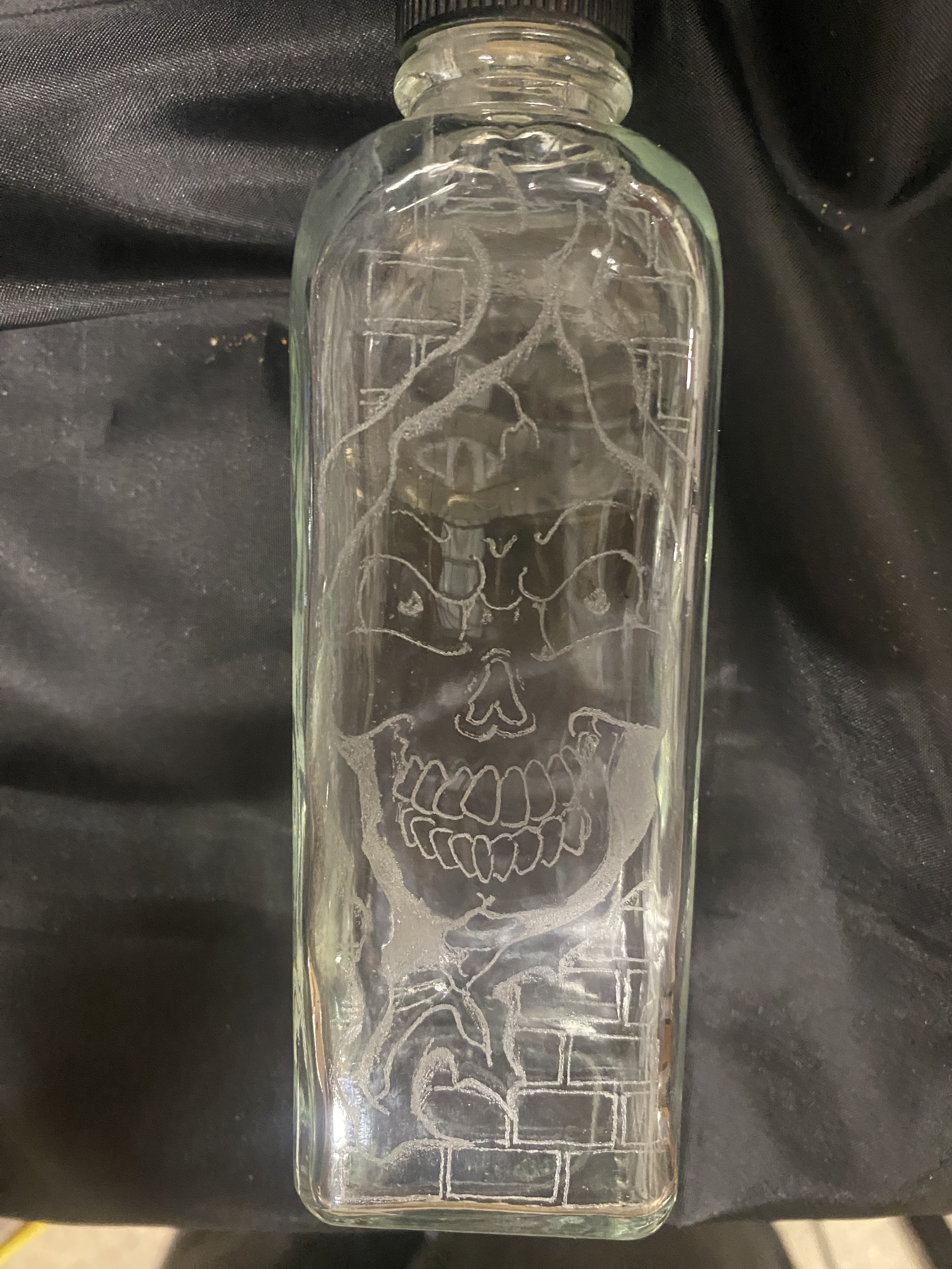 Skull glas bottle.png