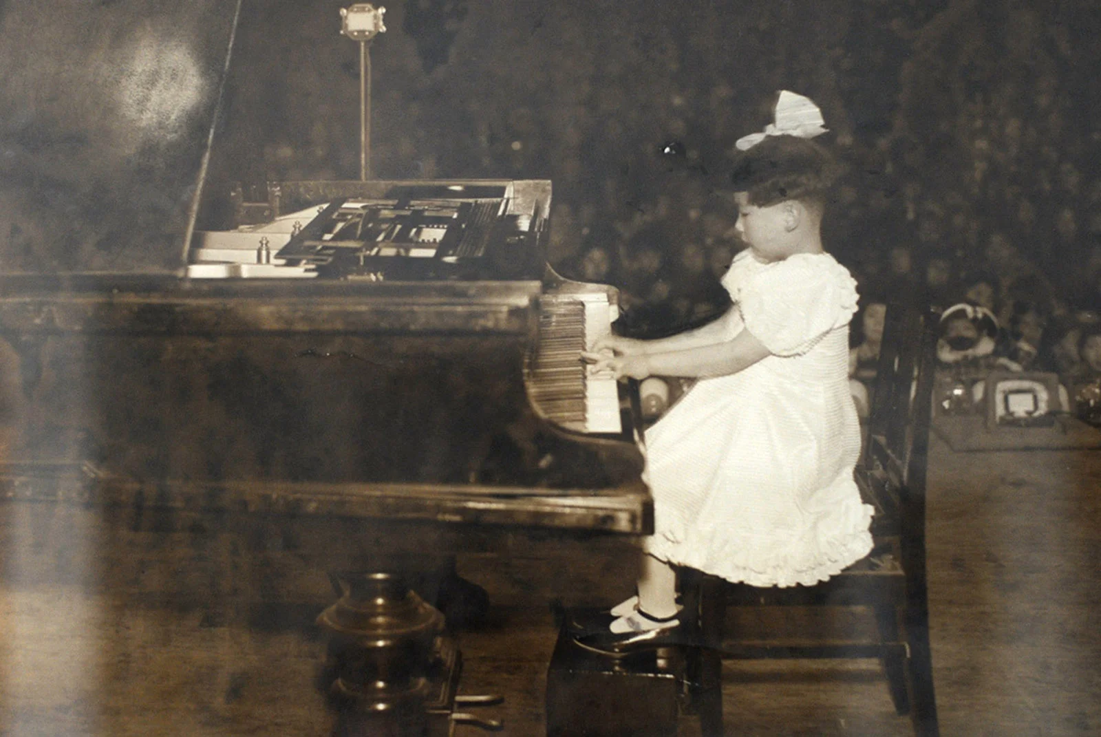 Eight-year-old piano prodigy Michi Hirata North makes her debut in 1940 at the Shin Philharmonic Orchestra (currently NHK Symphony Orchestra) in Tokyo.