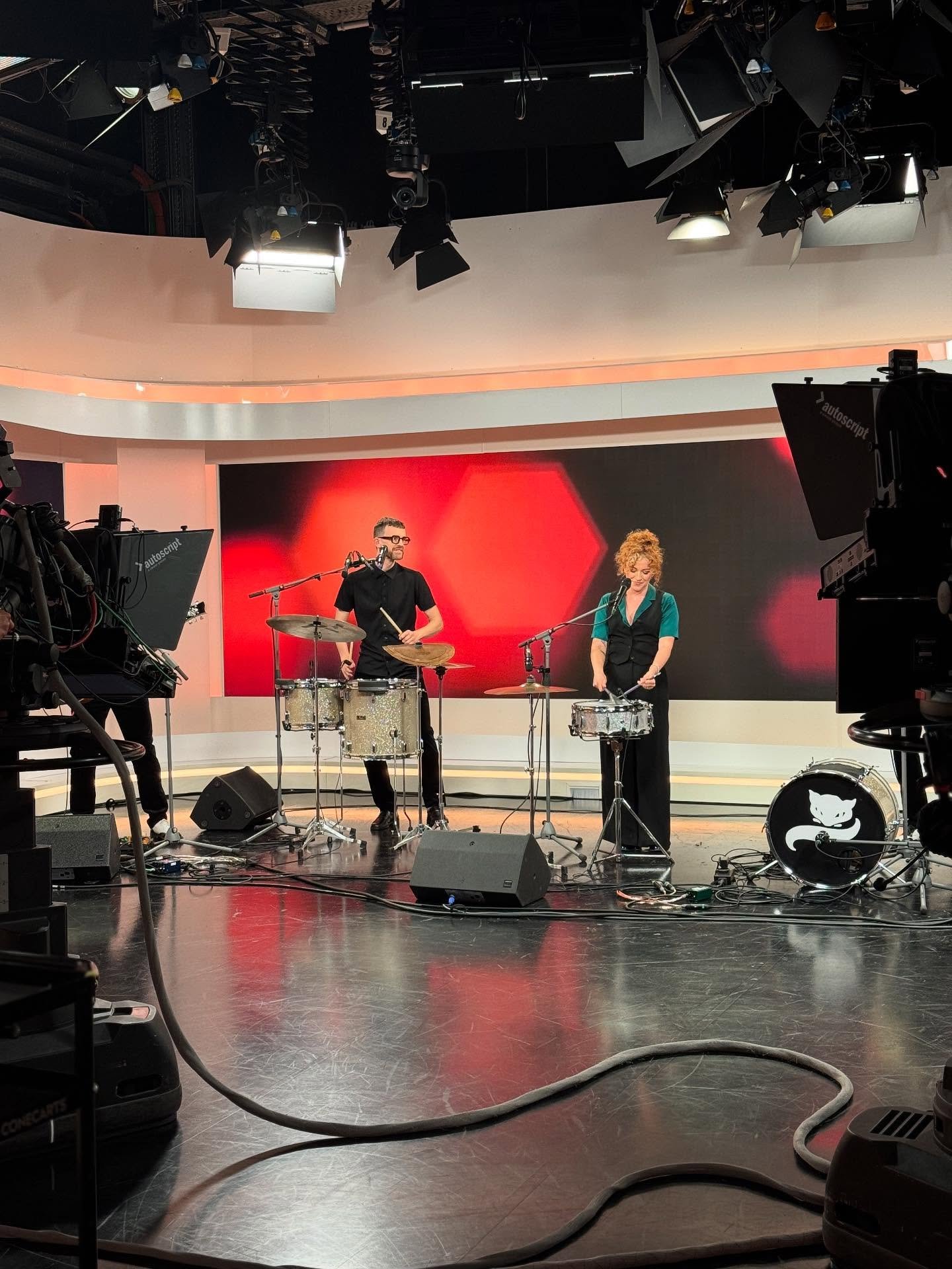 Good morning 🐓Tune in to watch our visit at @cafepuls &amp; @julia_ebermann .
We had a fantastic time playing and chatting - who would have thought we could be so energetic after only three hours of sleep?
🚀📺

@puls4 
@thomasmauerhofer.music 
@pet