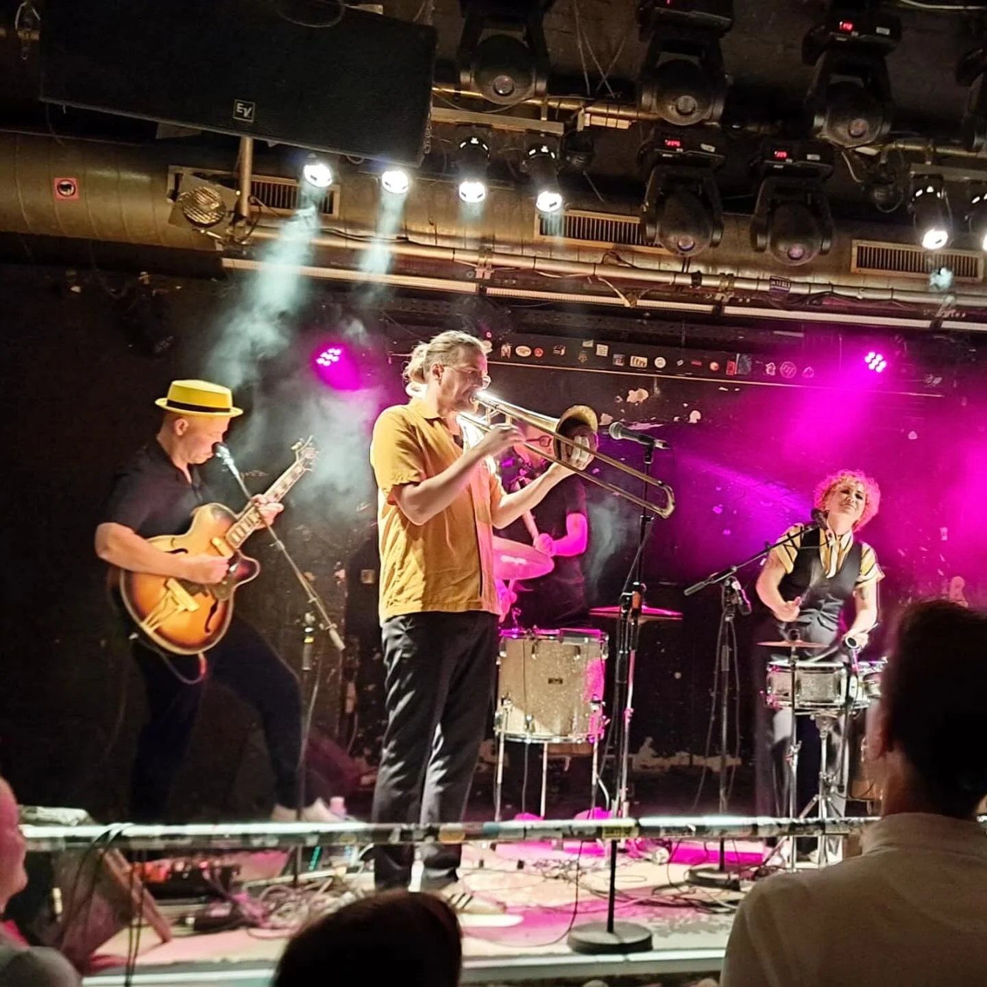 This &amp; that:
@radioorange94.0 bei Stefan Pauser &bdquo;Pur und Unges&uuml;&szlig;t&ldquo;
🎉Konfetti im @chelsea_vienna 
🙏 Special Kats @slideman.james &amp; @davemckendry 

#prettybananas #jubil&auml;um 
#marinaandthekats