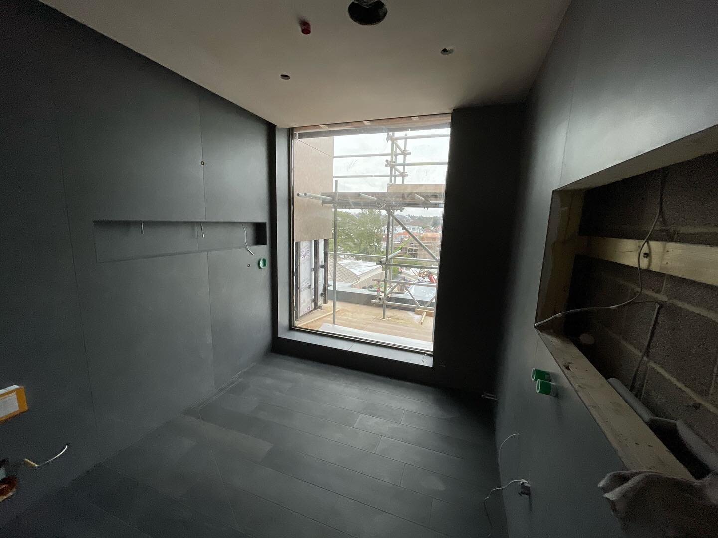 Same bathroom using Large format pietra grey tiles using black wood effect floor tiles, supplied by @bocchettaceramica 
.
.
.
.

.
#tiles #design #living #tiling #floor #flooring #tileinstallation  #roomdecor #room #house #homedecor #bathroomdesign #
