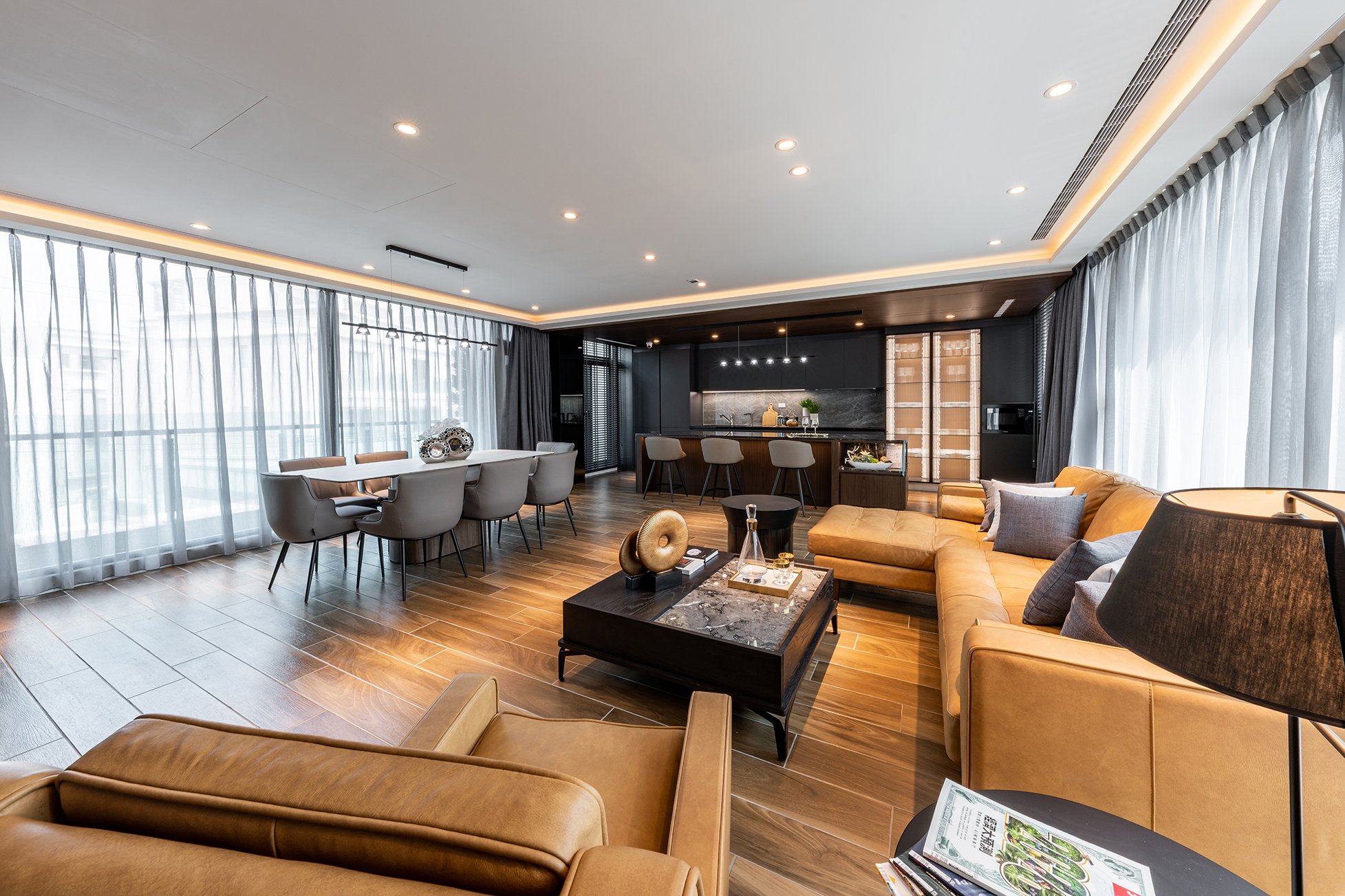 寬敞明亮的交誼會議空間