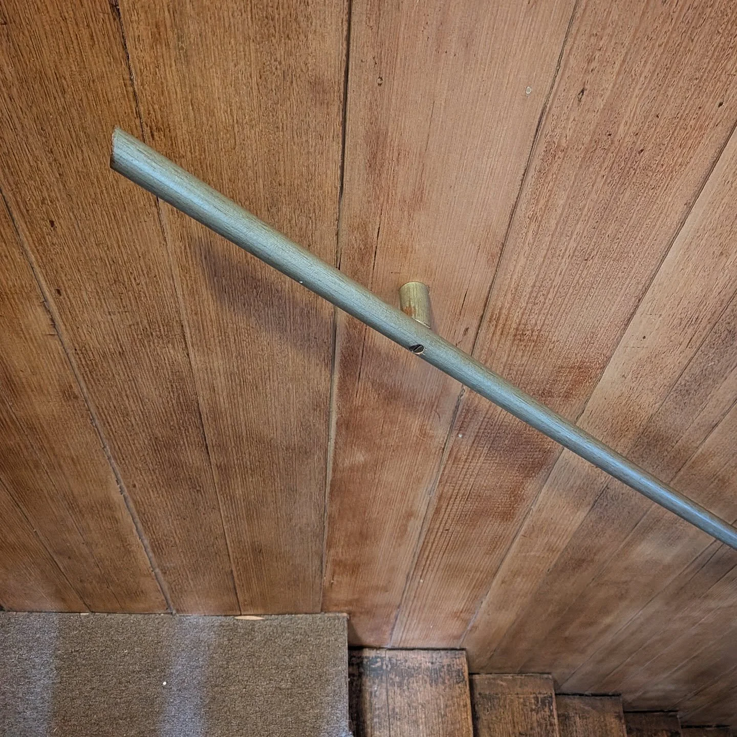 From the #RamsayHouse tour: Classic broomstick handrail - all you need.

#RoyGrounds #FrederickRomberg #beaumarismodern #mounteliza #australianmodern