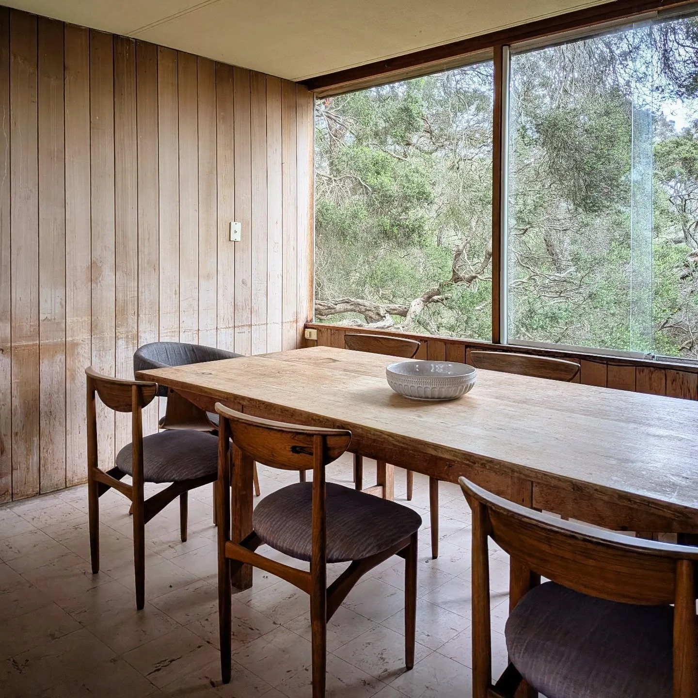 #DoCoMoMo House tour: Dining room in one of the guest pavilions at #GrimwadeHouse by #McGlashanEverist 1960-1962

#Rye #australianmodern #modernbeachhouse