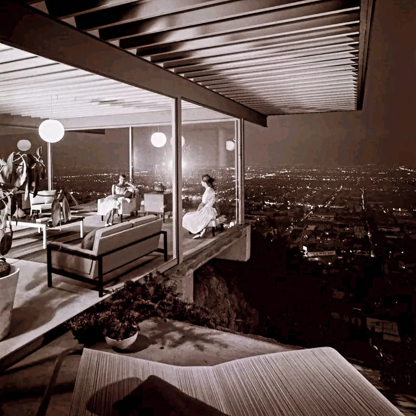 Case Study House 22 is for sale! Just putting this out there in case you have US$25M burning a hole in your pocket - and would like to host me on an over-regular basis. 
📸 | Julius Schulman via Wallpaper.com 
&gt; #PierreKoenig #StahlHouse