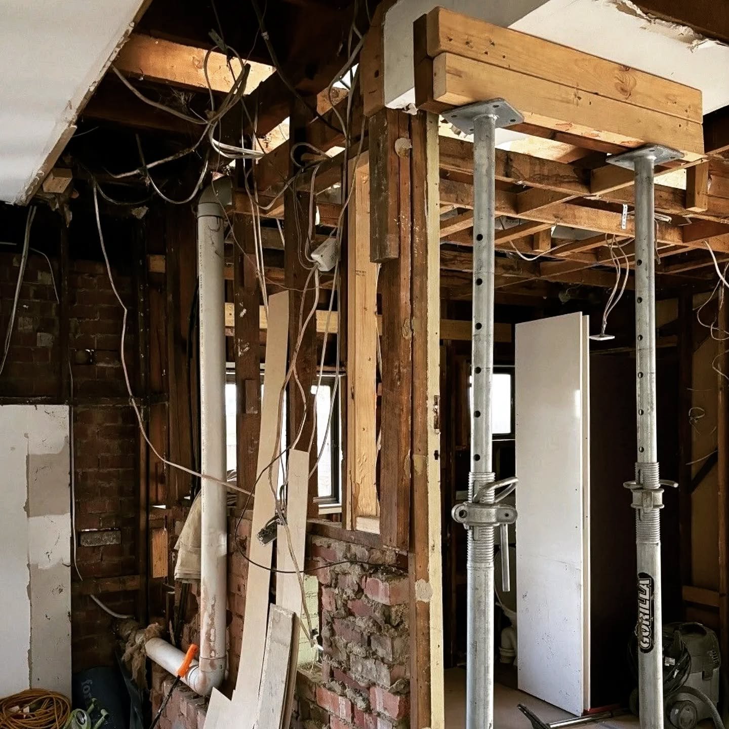 On Site: Love demo stage ❤️. It's kind of traumatic but also kind of therapeutic
📷 Mick Briese | 🛠️ @mittyandprice &gt;
#OOFarchitecture #Burnley #oofwip #porchholehouse