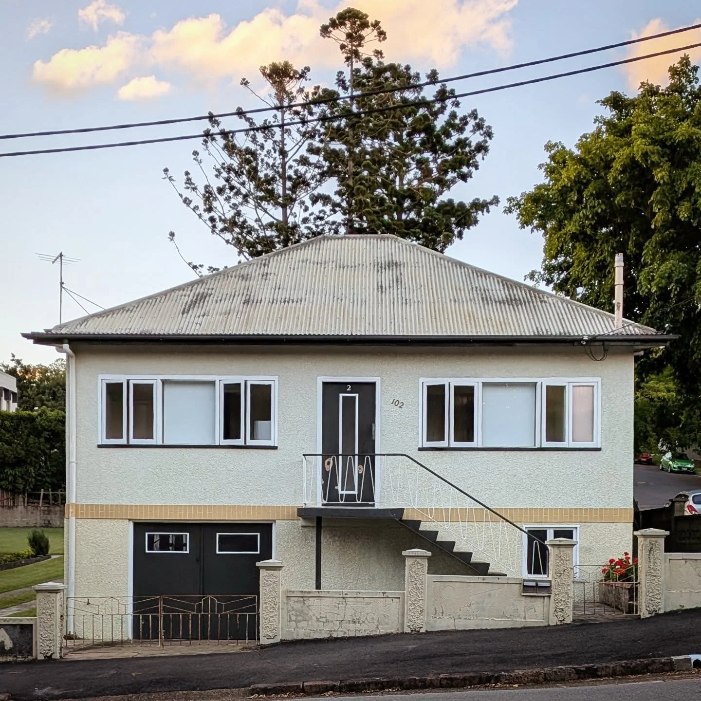 Love these little cottages that dream of being just a bit more masonry and modern 

#queenslander #fibro