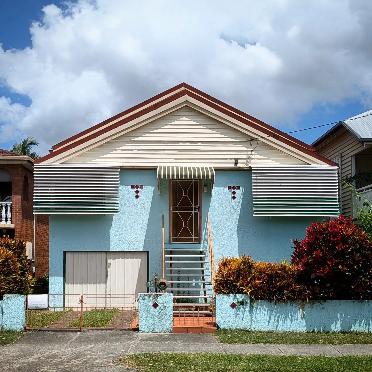 Good contemporary renos deserve respect but it's the eccentric old Queenslanders that really make your day. Colourful yet sun smart 😎🌞

#queenslander #