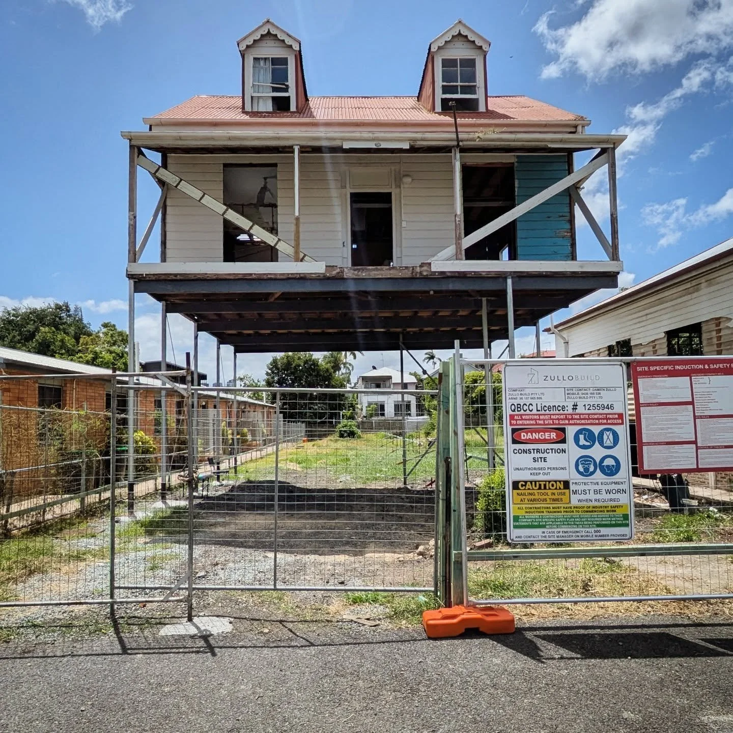 Queenslanders and hair raising house raising 😱. I've been told these are called Air Houses. 
#queenslander #houseraising