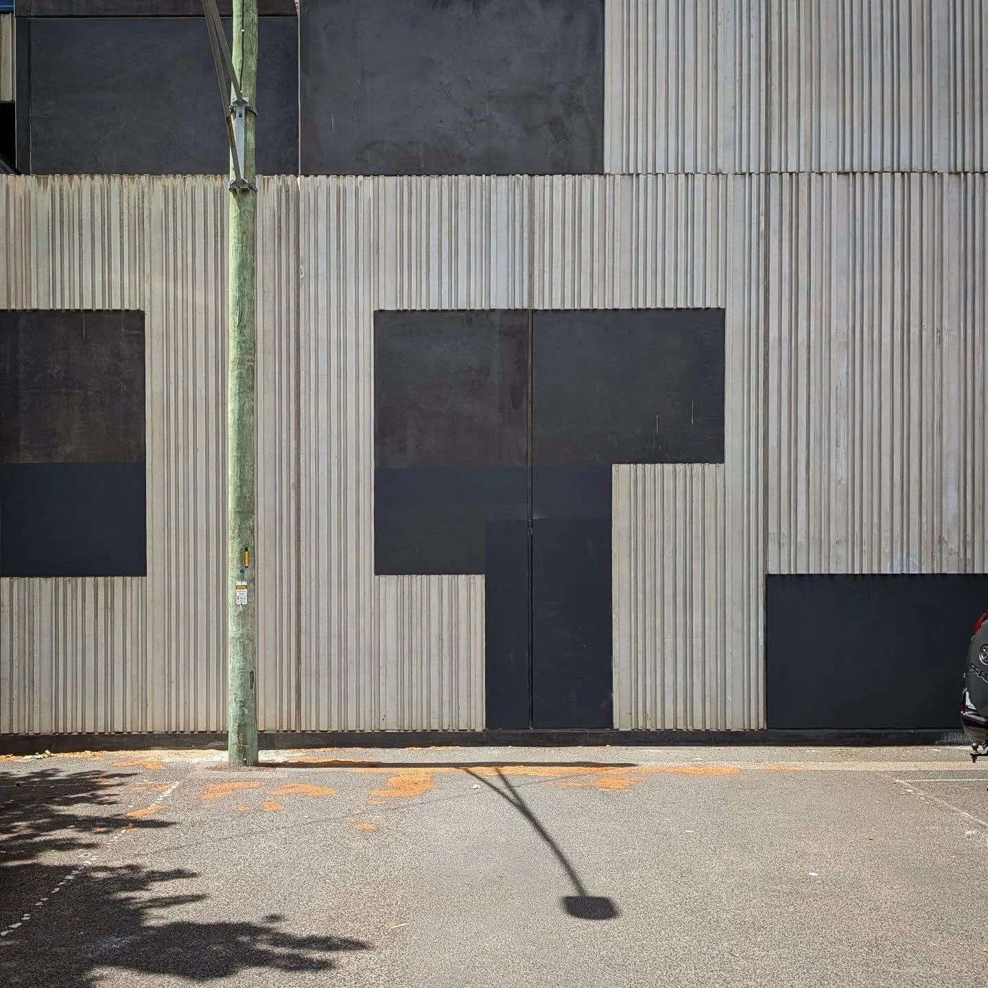 Some delightful Jeffrey Smart vibes in the #CecilPlace carpark on my way home after all-you-can-eat yumcha 🤤