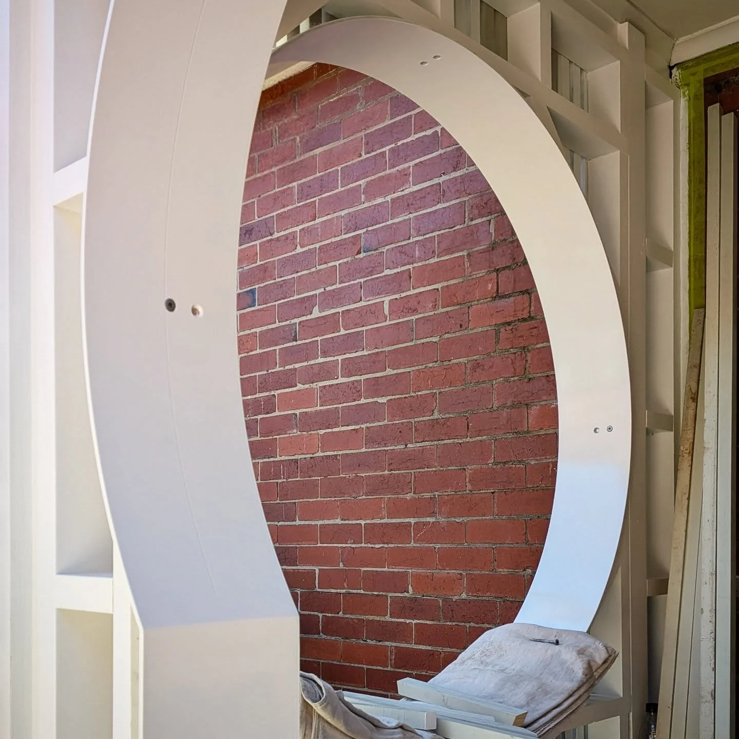 Under Construction: Beautiful curves of rolled steel plate going in for the moon 🌝 window >
🛠️: @mittyandprice

#OOFarchitecture #OOFWIP #BattenPorchHouse #burnley
