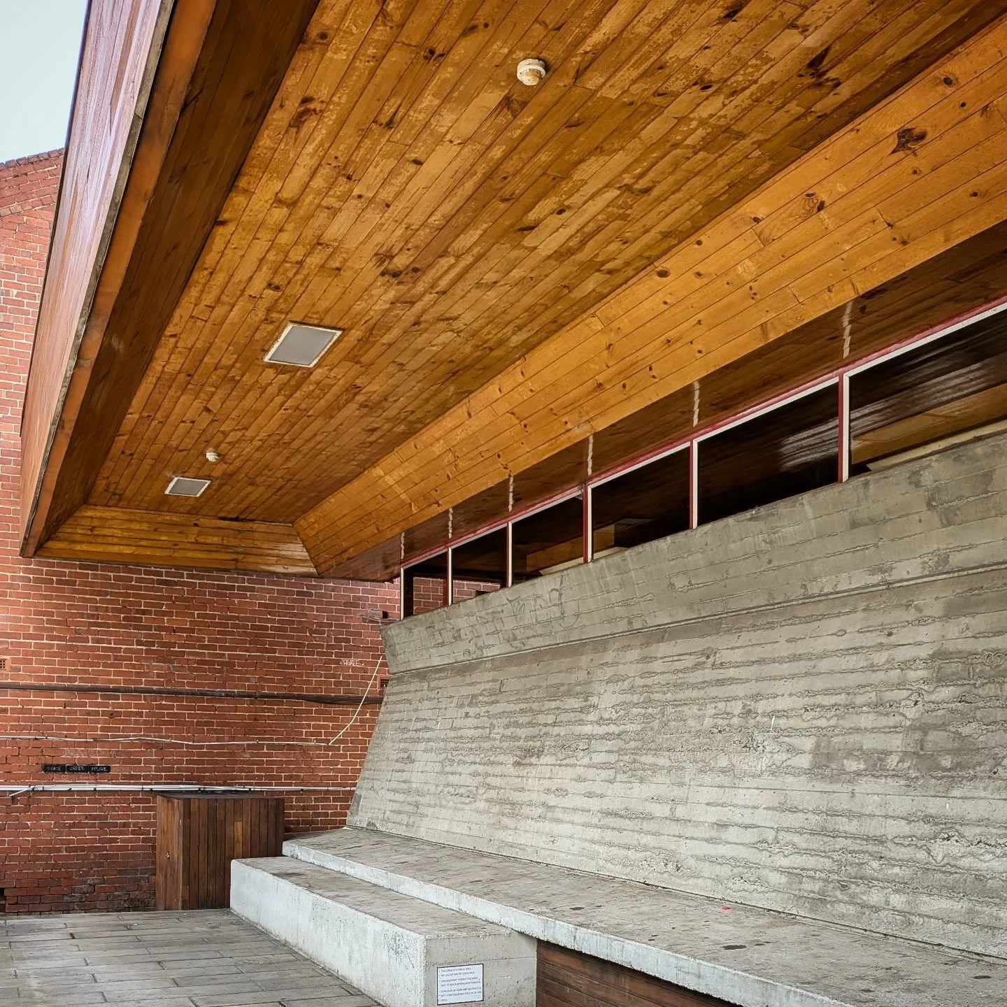 Happy birthday #EnricoTaglietti! Today would have been his 100th birthday. It's a privilege to enjoy the #StKildaLibrary on a regular basis. Love these mighty battered concrete walls 🩷

> #Taglietti #carlislestreet #brutalism