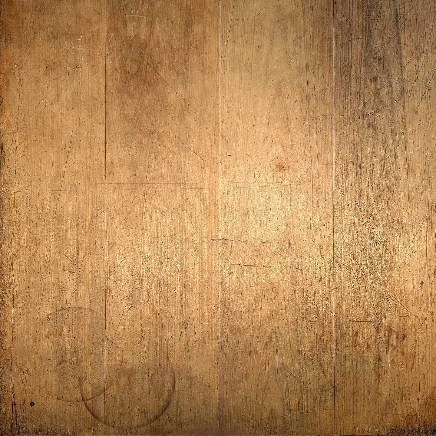 Our kitchen table - much loved and scarred by wear and tear. I think it gets better and better! But for many people, the ideal kitchen needs to look like it's never been used. Great article today in @architecture_au by #carolinecumberbatch: "Lik