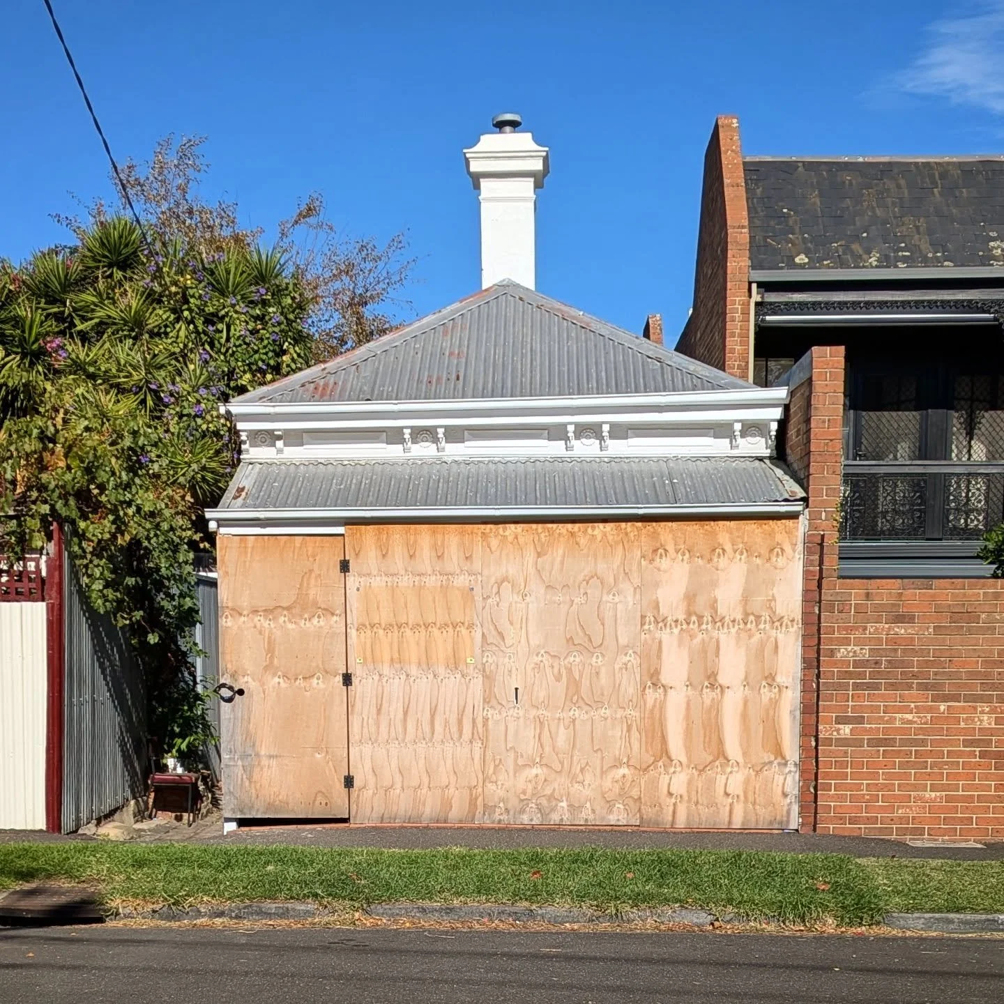Sometimes you just have to go all out when battling the bad Feng Shui of a T-junction.
> #albertpark