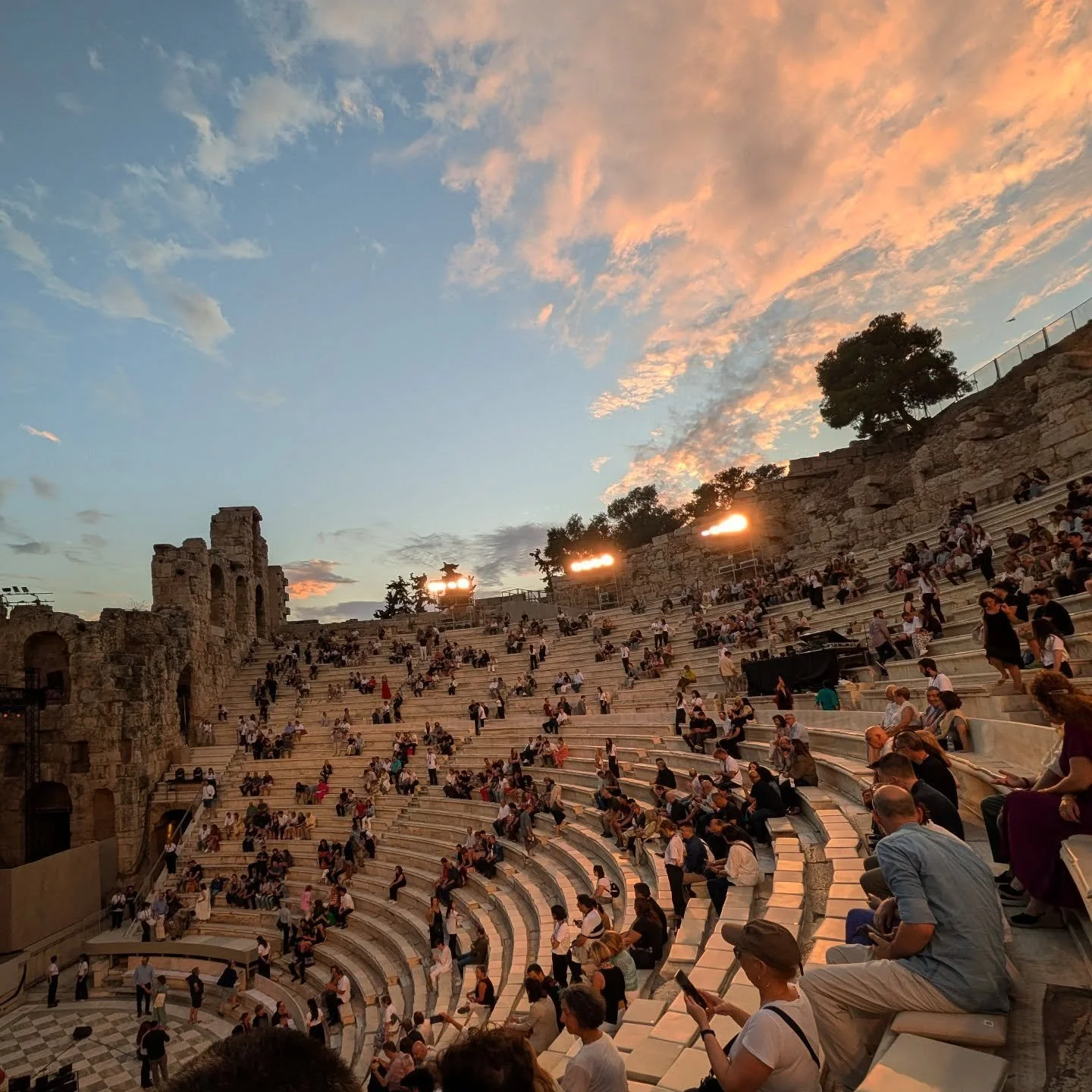 Waiting for the dusk screening of Bladerunner in the ancient Greek #Herodeion theatre ("renovated" 1950 😂). Classic Vangelis soundtrack played live by #avexensemble 👌