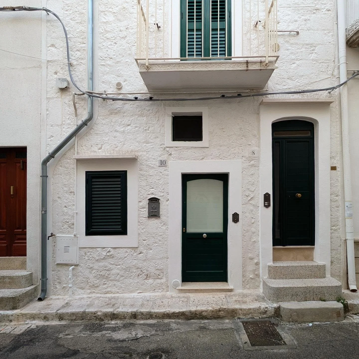 More snaps of my latest favourite town - #Ostuni - and it's delightfully random sprinkle of doors, windows, stairs, pipes and cables