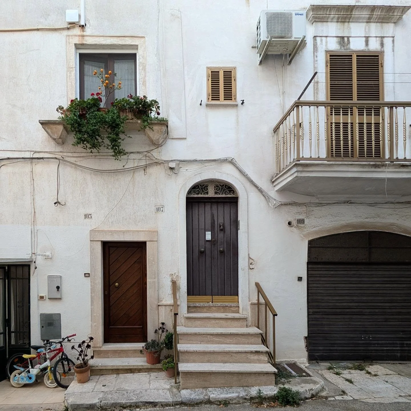 More snaps of my latest favourite town - #Ostuni - and it's delightfully random sprinkle of doors, windows, stairs, pipes and cables
