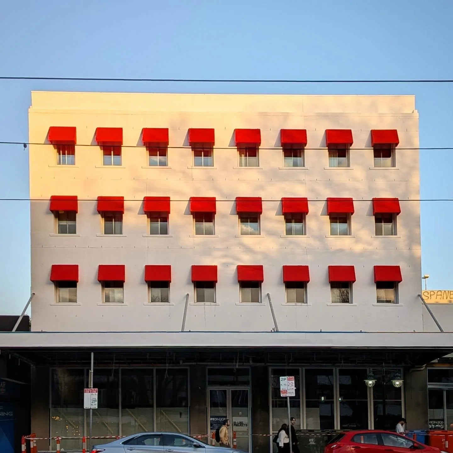 Cheery red canopy blinds appear on the old #MarqueHotel / #RydgesHotel. The proposed reno used to have an extension with a ruched translucent "dress" but that doesn't look like it's happening 
#qrhotel #fitzroystreet #stkilda