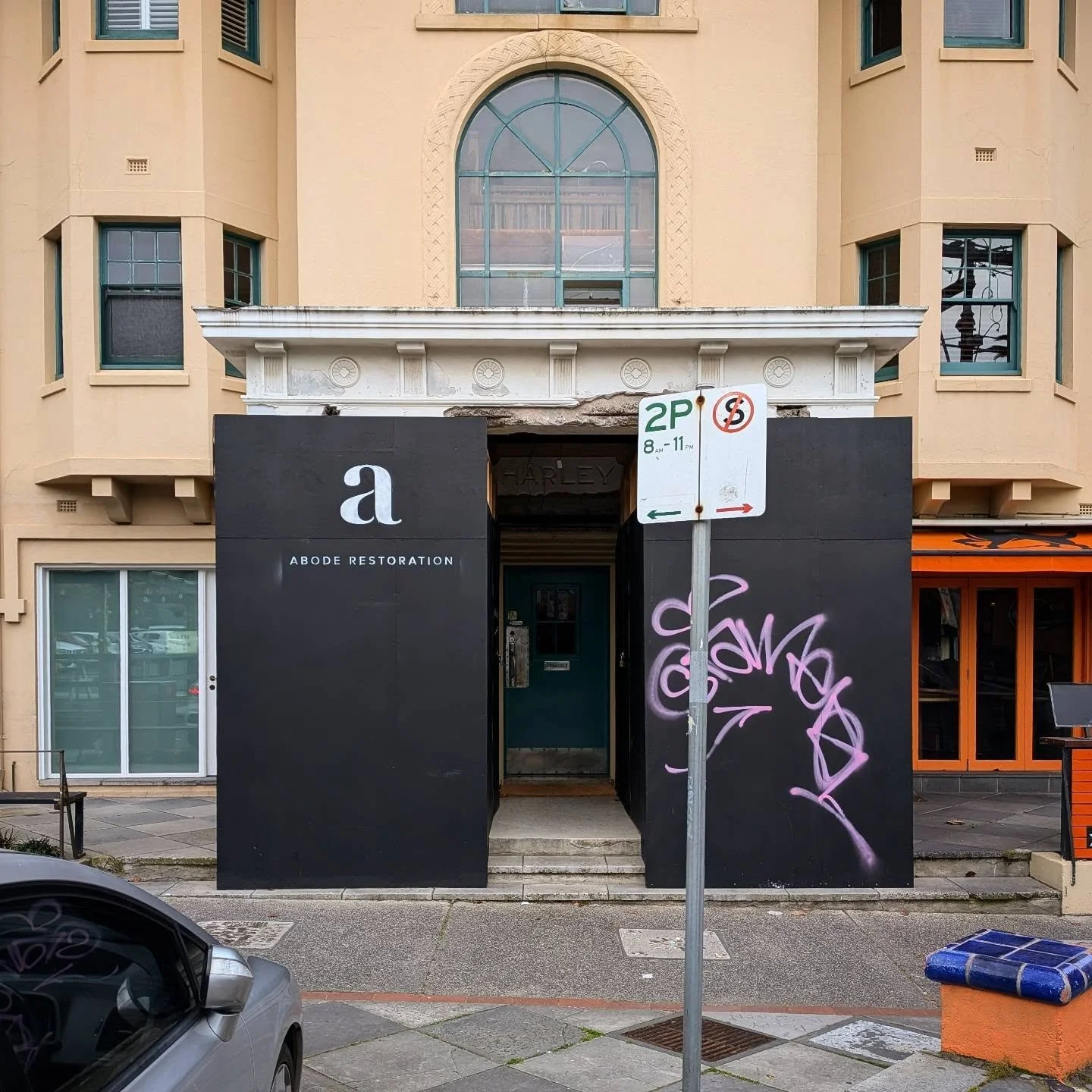 #HarleyCourt getting a spruce up too. A lot of building sites in the neighbourhood right now. I hope that doesn't mean St Kilda is fashionable again. I really enjoyed being a backwater 😂