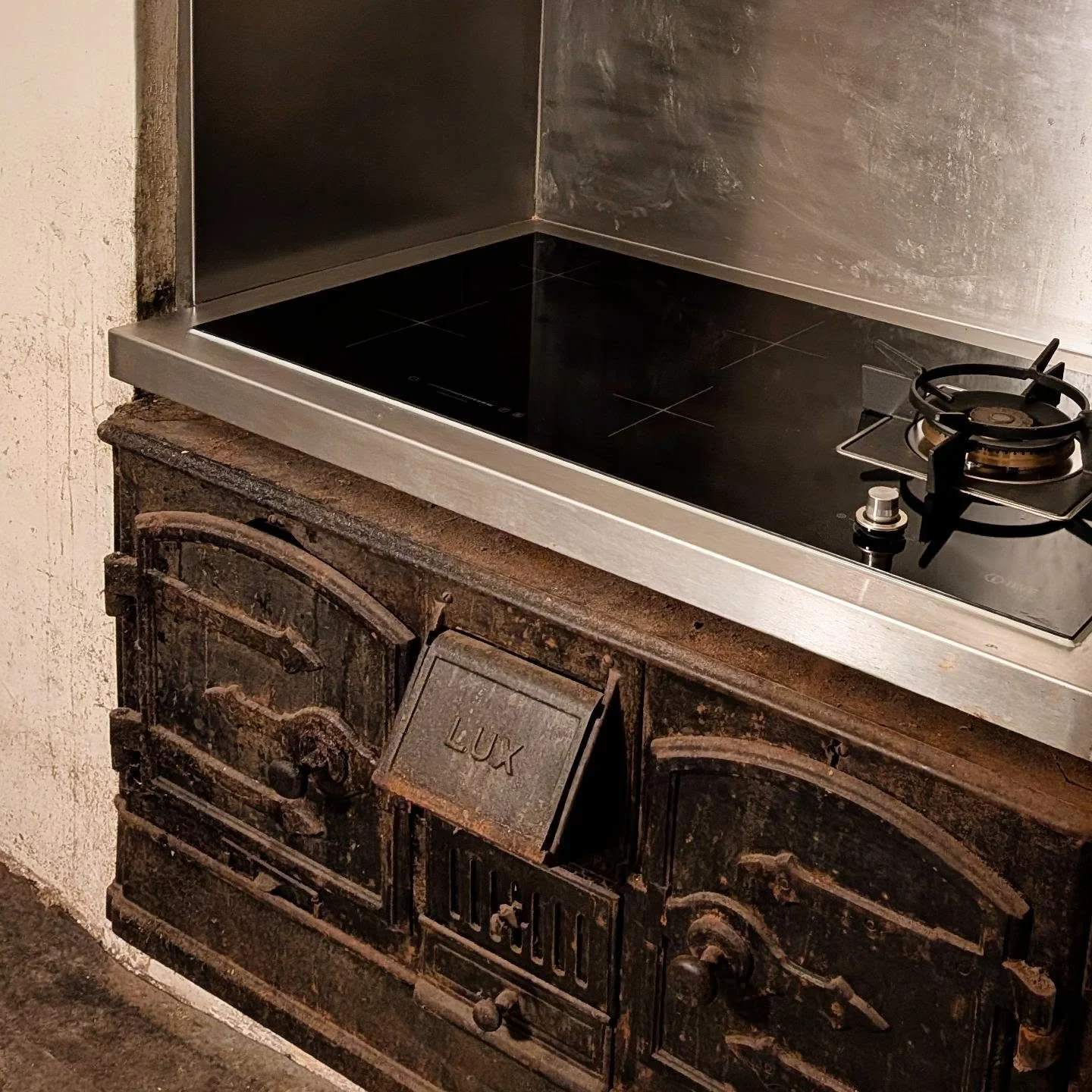 Stage 61 Home Reno: Behold the mighty stack of 170 years of cooktop technology! Induction, gas hob and ye olde worlde wood burning stove (defunct).

🛠️ @buildin_the_dream 
#OOFarchitecture #MIJITO #mostimportantjobintheoffice #ilve #hybridcooktop