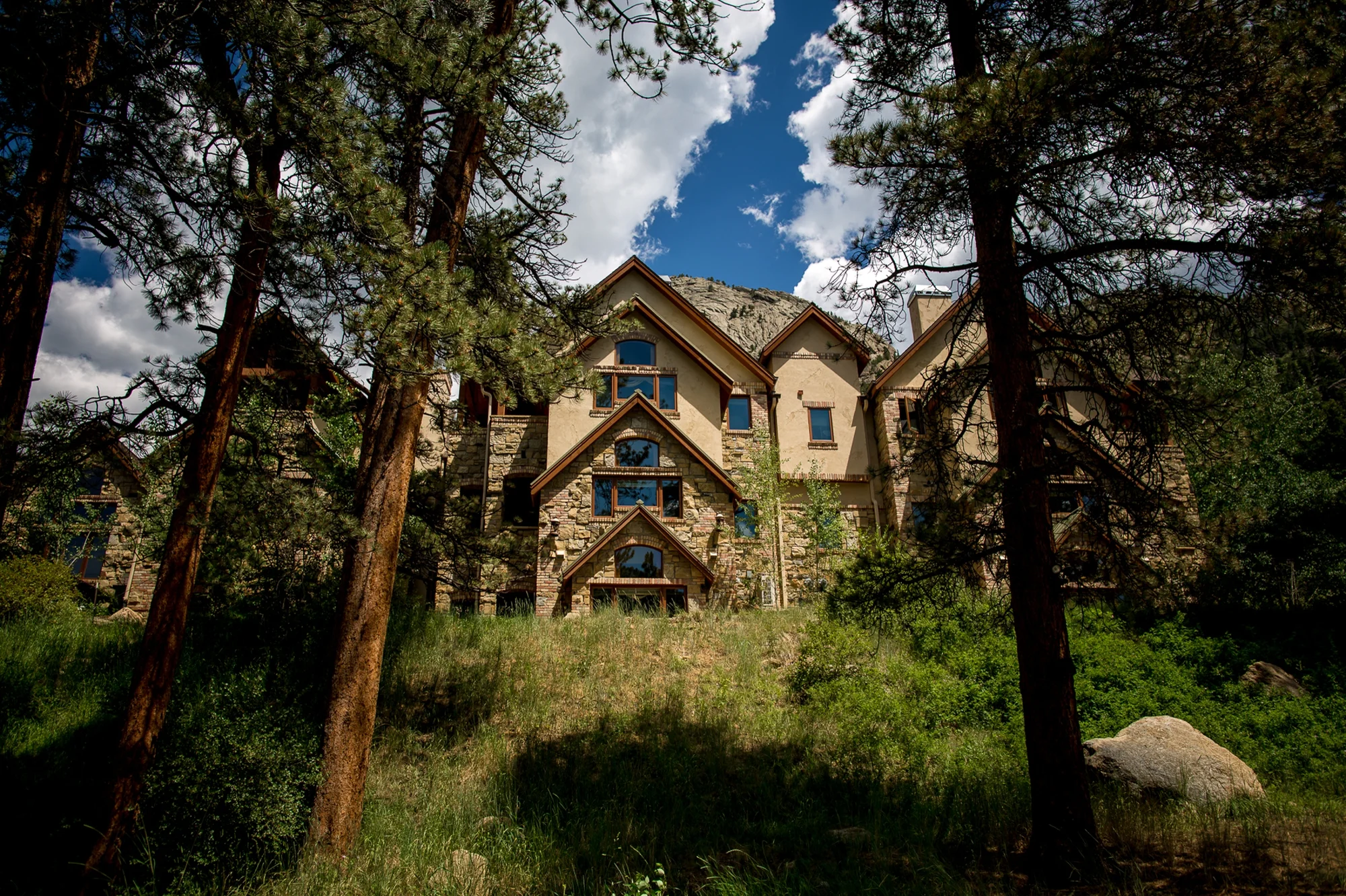 Della Terra Mountain Chateau Wedding Photographer