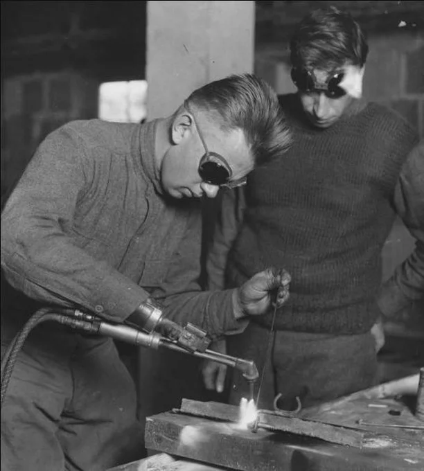 "An American veteran uses an arm fitted with a welding tool adaptation at Walter Reed Army Hospital in 1919. Image courtesy the National Museum of Health and Medicine."-Via Collectors Weekly 
Thank you to all who have served 🇺🇸 🙌