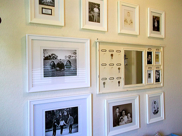 ( 3) wall-gallery-of-familiy-pictures-with-white-frames.jpg