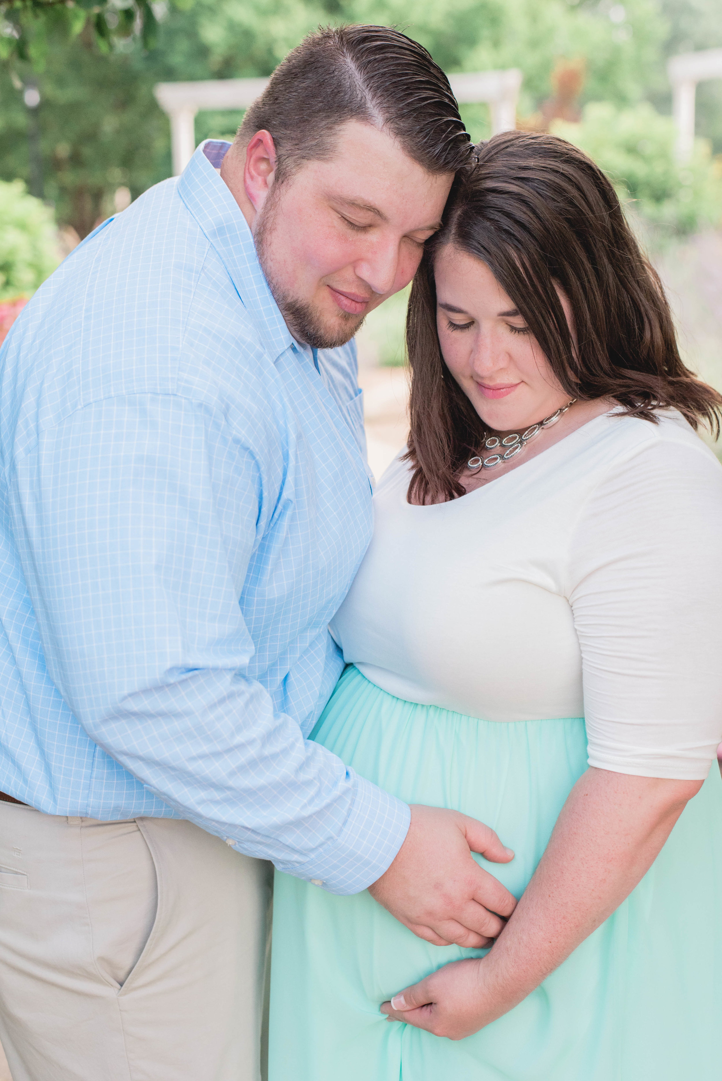 closed eyes maternity pictures