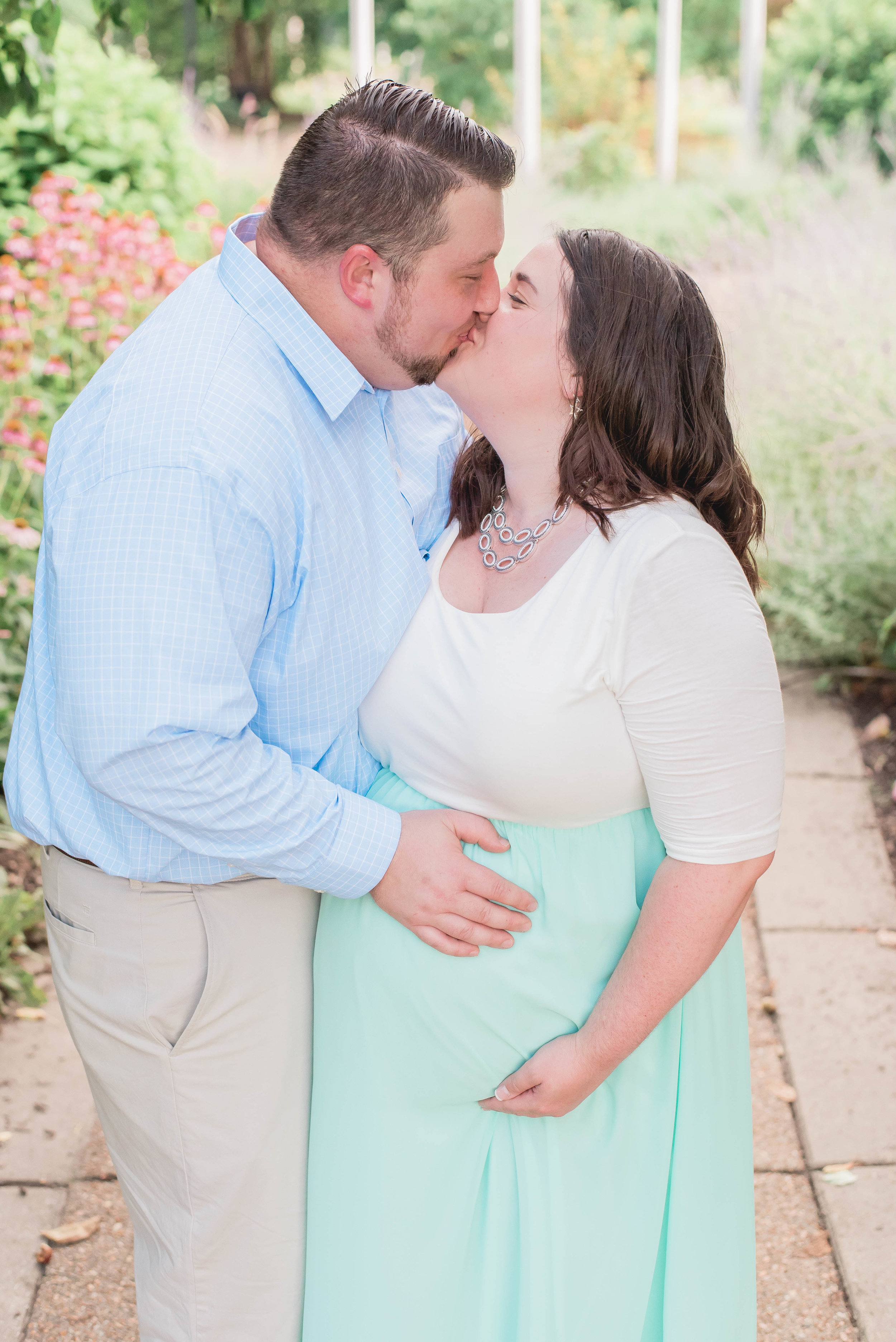 kissing maternity picture