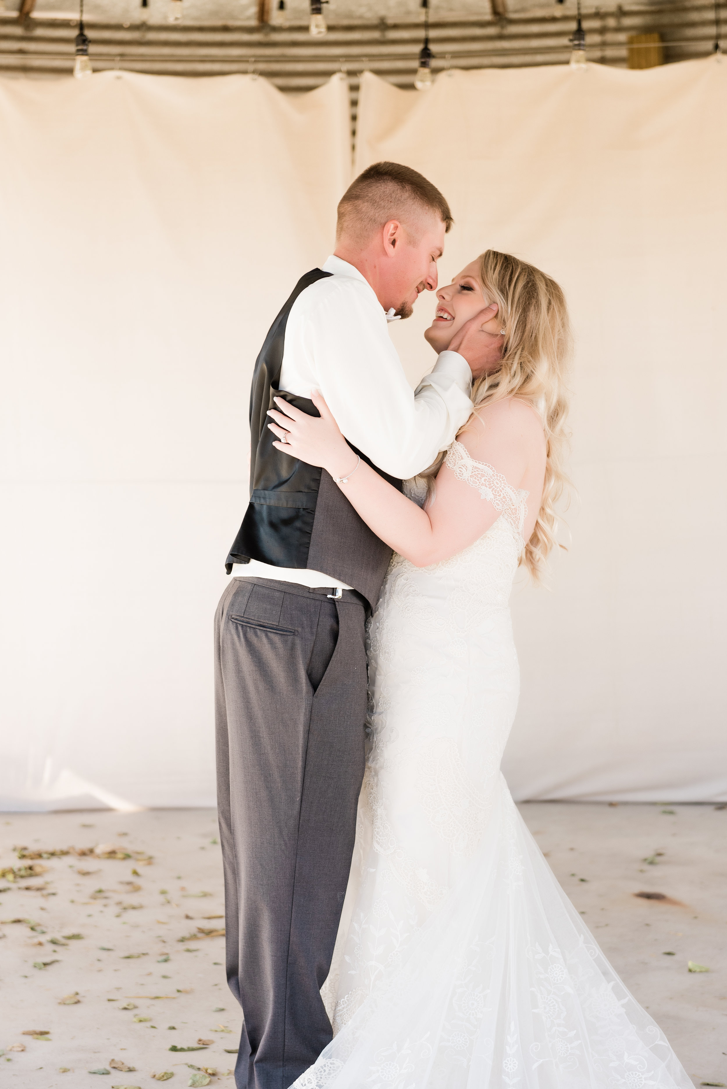 groom going in for a kiss