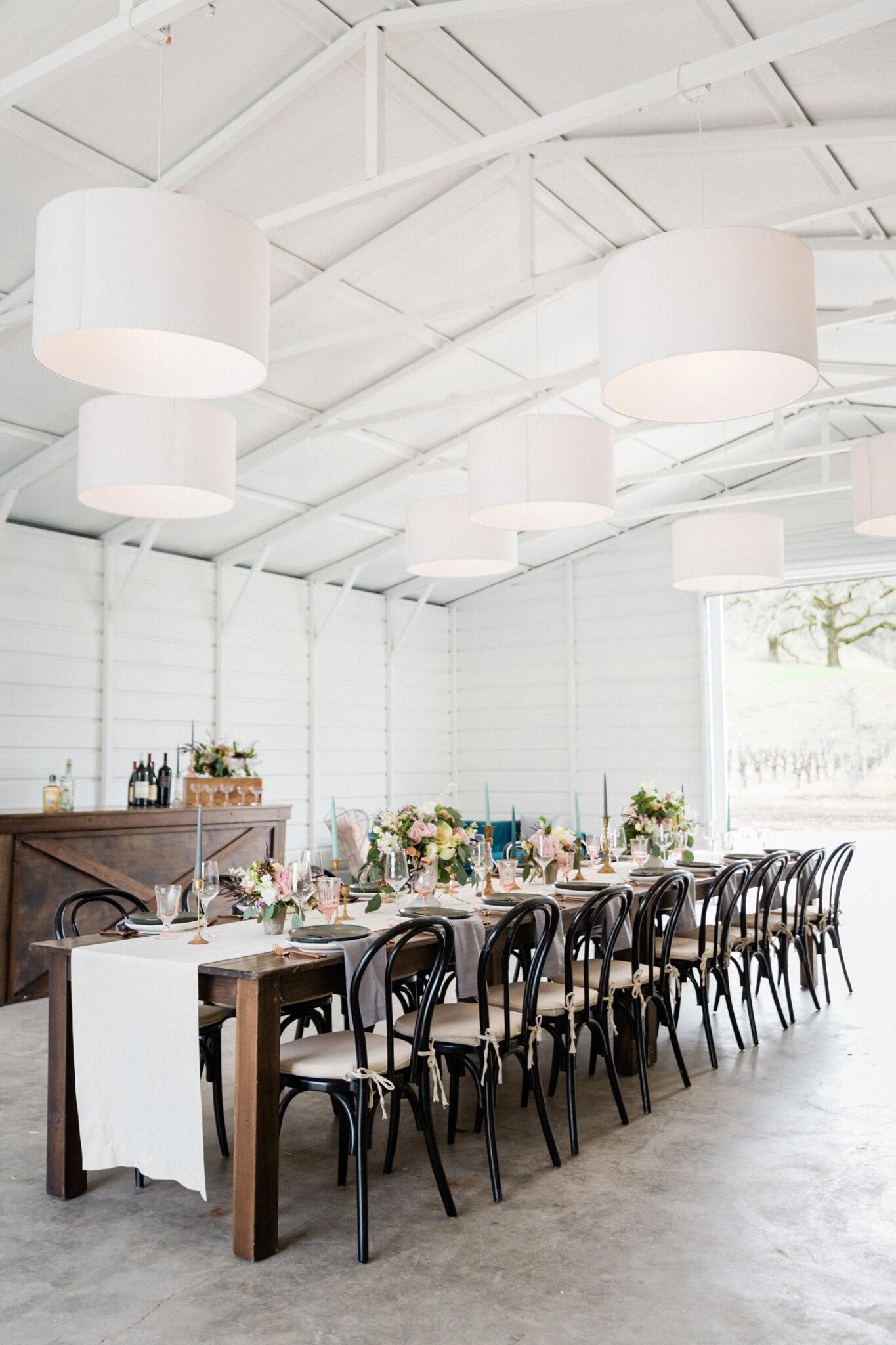 bright and airy barn venue | Photos by Ariel | Illinois Photographer