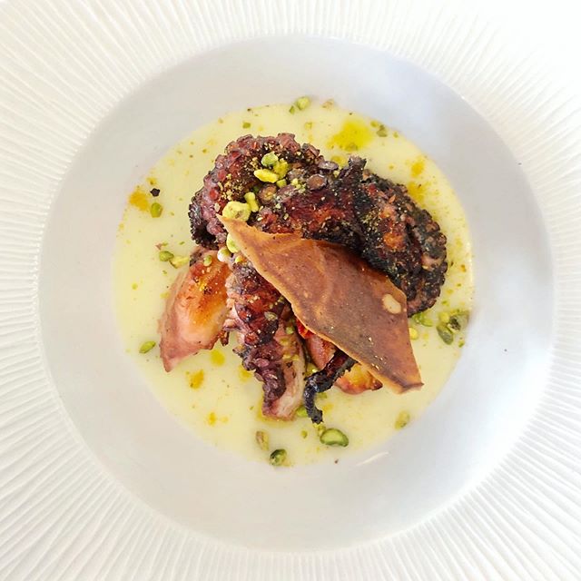 LET&rsquo;S TALK OCTOPUS🐙
You've never tasted seafood and vegetables as delicious as those in the Mediterranean, but one of my favorite dishes is octopus and potato. I've tried it in nearly every Italian restaurant and it is always delicious (much m