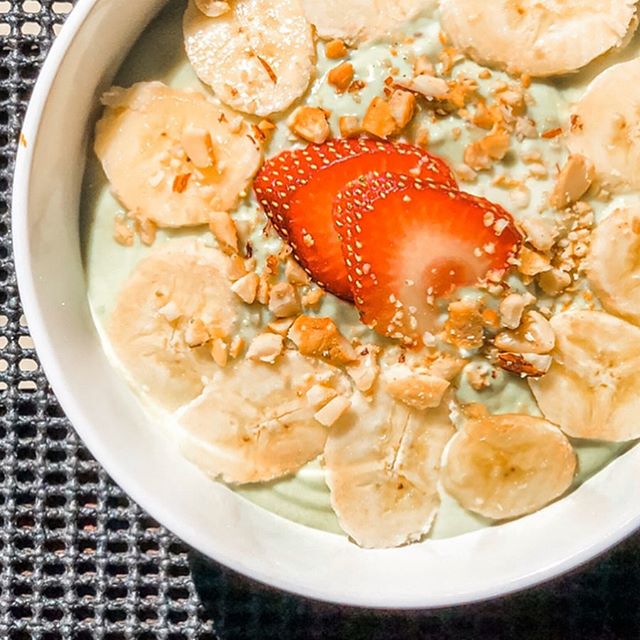 AVOCADO BANANA PROTEIN BREAKFAST BOWL🥑🍌
I&rsquo;m not a big breakfast person, but sometimes it&rsquo;s a real treat, especially when it&rsquo;s this refreshing and oh, so good for you.
.
Not only is this breakfast bowl out of this world delicious, 