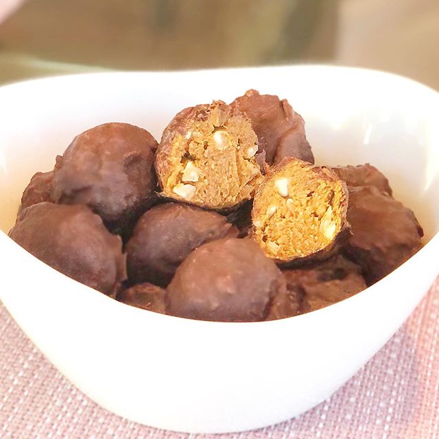 PUMPKIN CHOCOLATE TRUFFLE BALLS🎃🍫
Stumbled upon this delicious, guilt-free #ChocolatePumpkin Truffle recipe by @healinginsideout_ the other day &amp; my daughter begged me to make it. So we did.
.
I doubled the recipe (if I&rsquo;m going to put in 