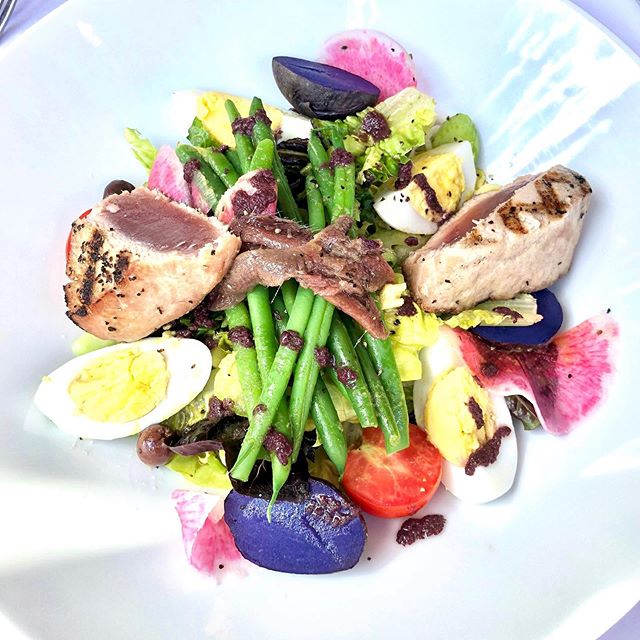 SALADE NICOISE
Not to toot my own horn, but I do a damn good salad, and #SaladeNicoise is one of my personal favorites.
.
It&rsquo;s packed with healthy proteins &amp; lots of delicious veggies. Omit the potatoes, and it&rsquo;s #Paleo, #Keto, and #W