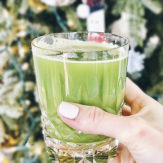 LET&rsquo;S TALK CELERY JUICE🌱
Comment below if you drink it!🙋&zwj;♀️
.
Every year there&lsquo;s an unsung fruit or veggie hero that suddenly becomes the miracle cure for everything. 2018 was the year of the celery &amp; I&rsquo;ve been asked about