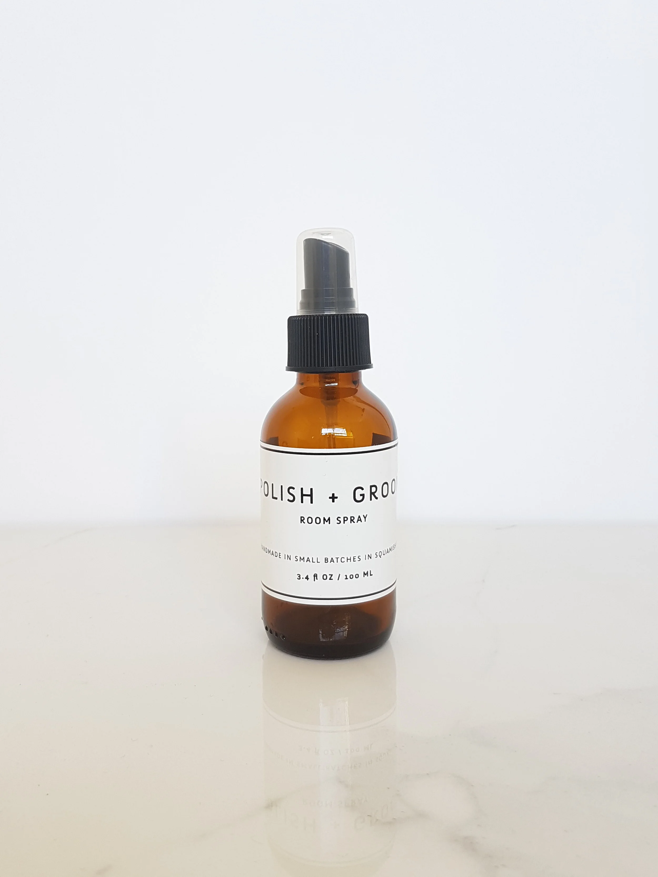 LIMITED EDITION HOLIDAY ROOM SPRAY WITH EVERGREEN, CLOVE, VANILLA AND CINNAMON