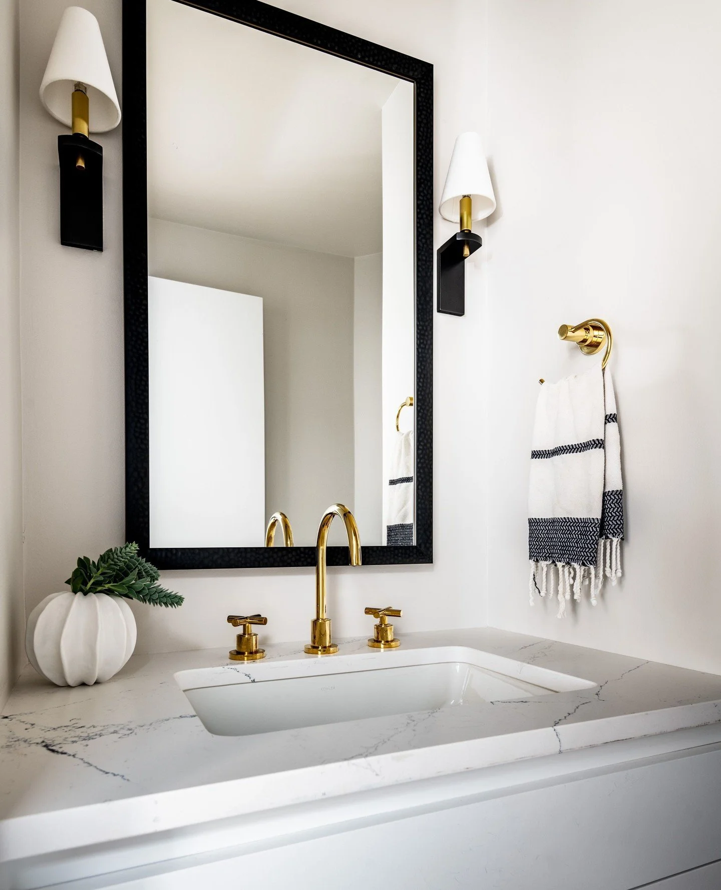 Crisp and timeless 🖤⁠
⁠
⁠
Interior Design | @colleenknowles_interiordesign⁠
Photography | @andrewgiammarco⁠
⁠
.⁠
.⁠
.⁠
⁠
#CKIDWatersideFresh #colleenknowlesinteriordesign #CKID #interiordesign #seattleinteriordesign #luxuryinteriordesign #luxuryinte