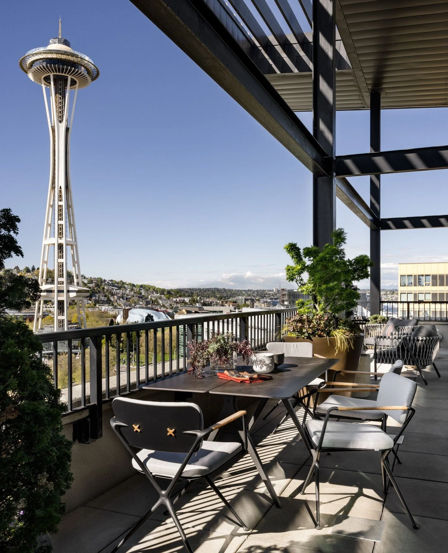 Soaking up the last bit of Seattle sunshine. ⁠
⁠
Photography | @mirandaestes ⁠
Interior Design | @colleenknowles_interiordesign⁠
Contractor | @gallaghercollc⁠
Landscape | @cambiumlandscape ⁠
Art | @patricia_rovzar_gallery⁠
⁠
.⁠
.⁠
.⁠
⁠
#CKIDLoft #bel