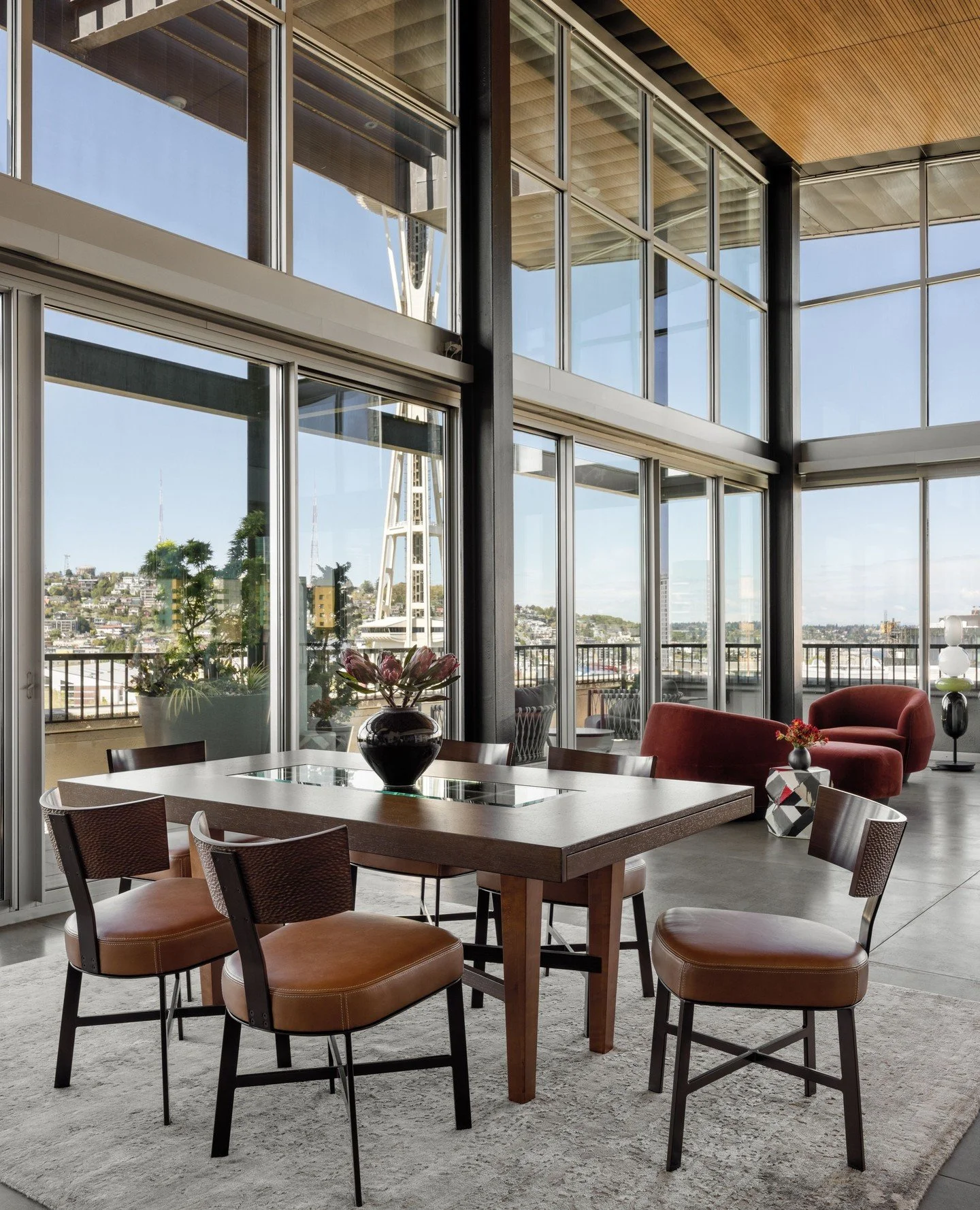 We added a rectangle area rug in the dining area of our Belltown Loft Project to anchor ⁠the room. ⁠
⁠
⁠
Photography | @mirandaestes ⁠
Interior Design | @colleenknowles_interiordesign⁠
Contractor | @gallaghercollc⁠
Landscape | @cambiumlandscape ⁠
Art