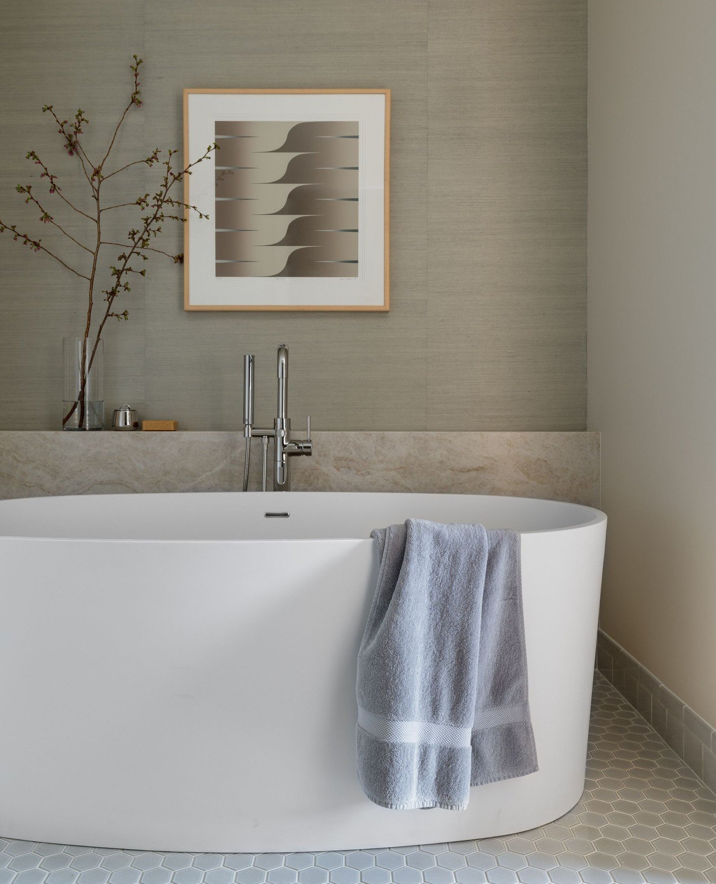 Focusing on the primary suite in our Seattle Skyline Project, we transformed the formerly outdated and failing systems into something the client can now enjoy in both function and aesthetic. ⁠
⁠
Interior Design | @colleenknowles_interiordesign⁠
Photo