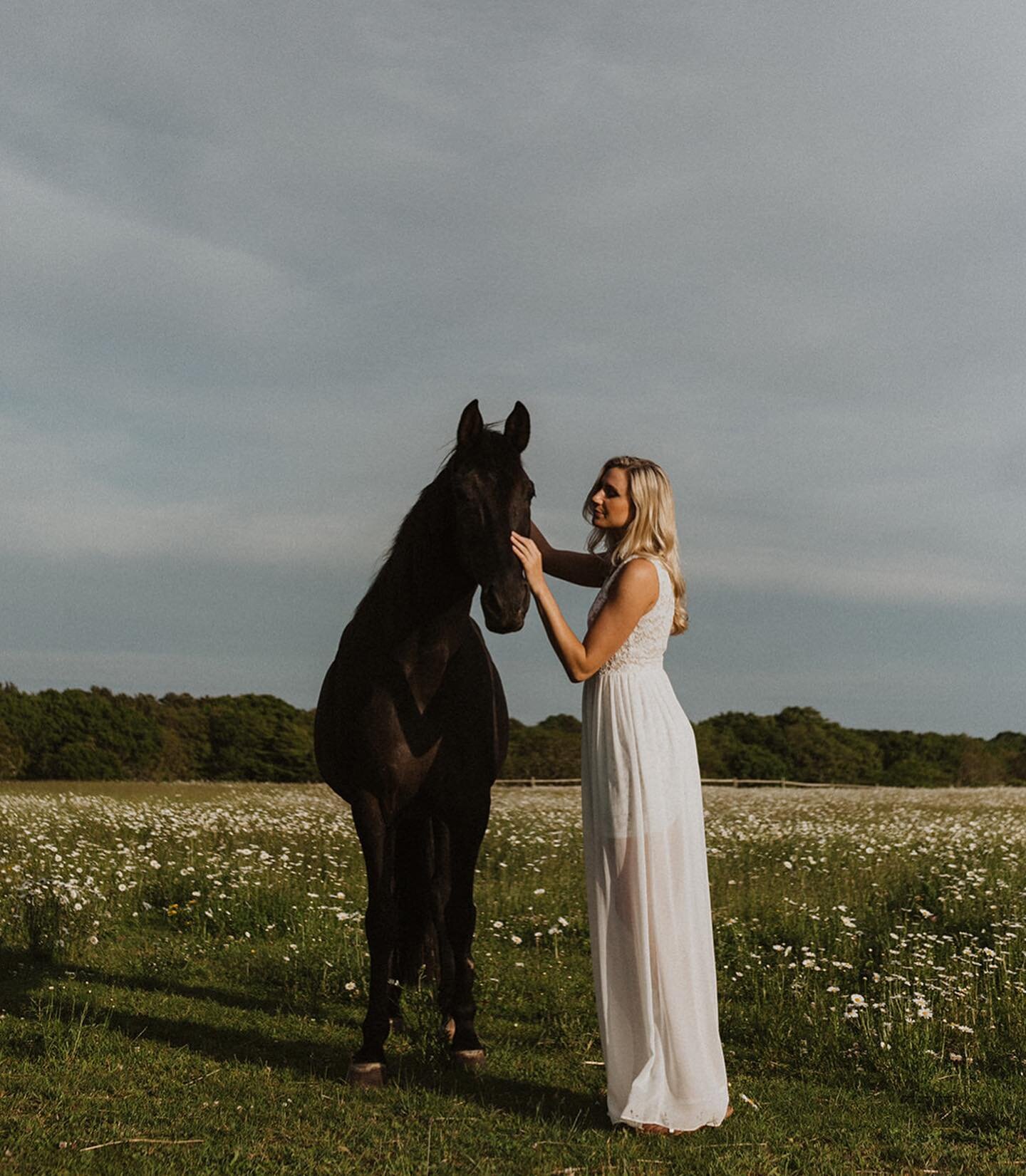 This shoot was planned in less than a week last year when almost all my weddings started to be postponed or canceled. I panicked but I still wanted to create and with some amazing women we got this. Beauty and grace in a field full of flowers🤍
@mags