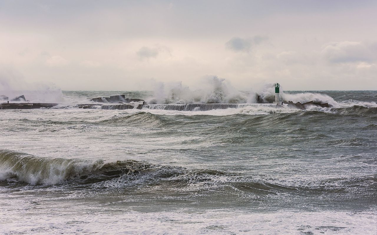 Breaking_waves,_Sète_cf03.jpg