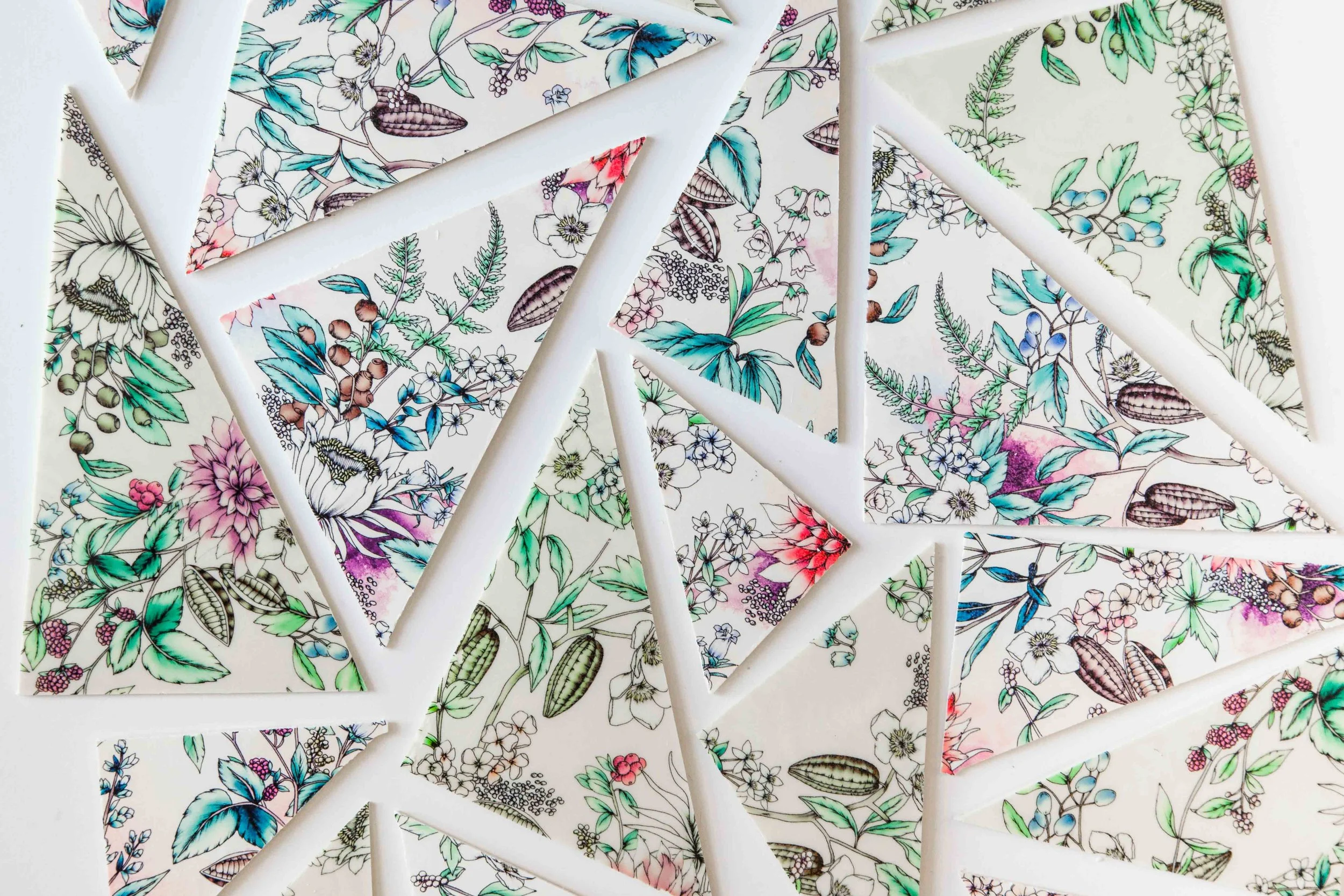 CUSTOMISED BARK Our bark is a great way to surprise your guests or clients with something exceptionally unique. Provide us with an illustration/logo/tiled photograph and we can print it onto white chocolate*.
