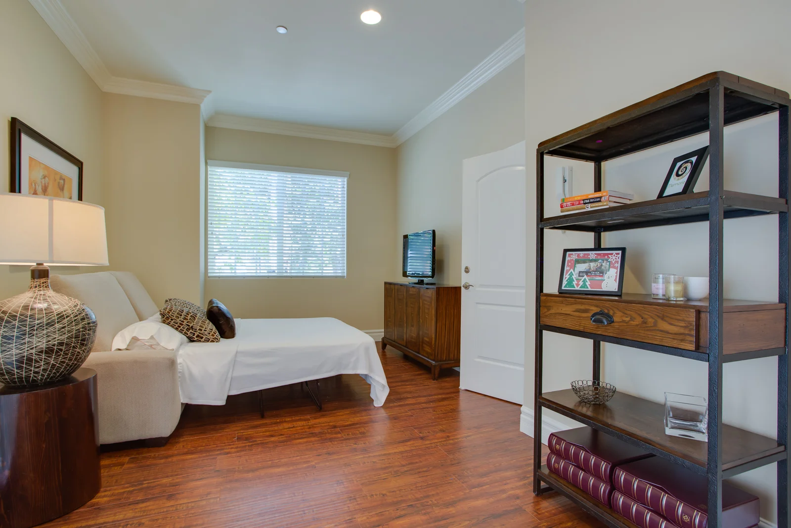 821 S 6th Burbank_MLS-16.jpg